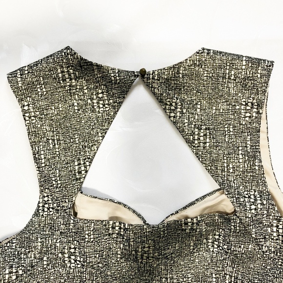 love21 sleeveless top with keyhole back - Picture 4 of 8